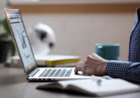 Ile trwa szkolenie BHP online? Czas trwania szkolenia wstępnego i okresowego według rodzaju stanowiska Ile trwa szkolenie BHP online? Czas trwania szkolenia wstępnego i okresowego według rodzaju stanowiska